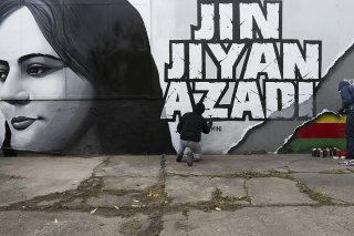 Des artistes du -collectif sans nom- travaillent sur un bâtiment vide, à Francfort en Allemagne, à la réalisation d'une fresque murale pour Mahsa Amini, décédée il y a près d'un an en Iran. La mort de la jeune femme de 22 ans avait déclenché une v...